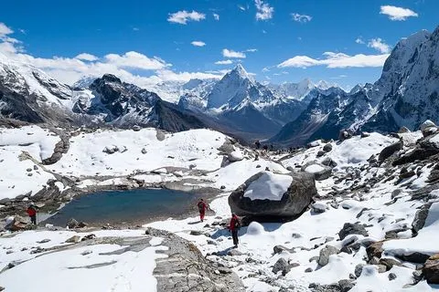 Montañas nevadas que se reflejan en una laguna.